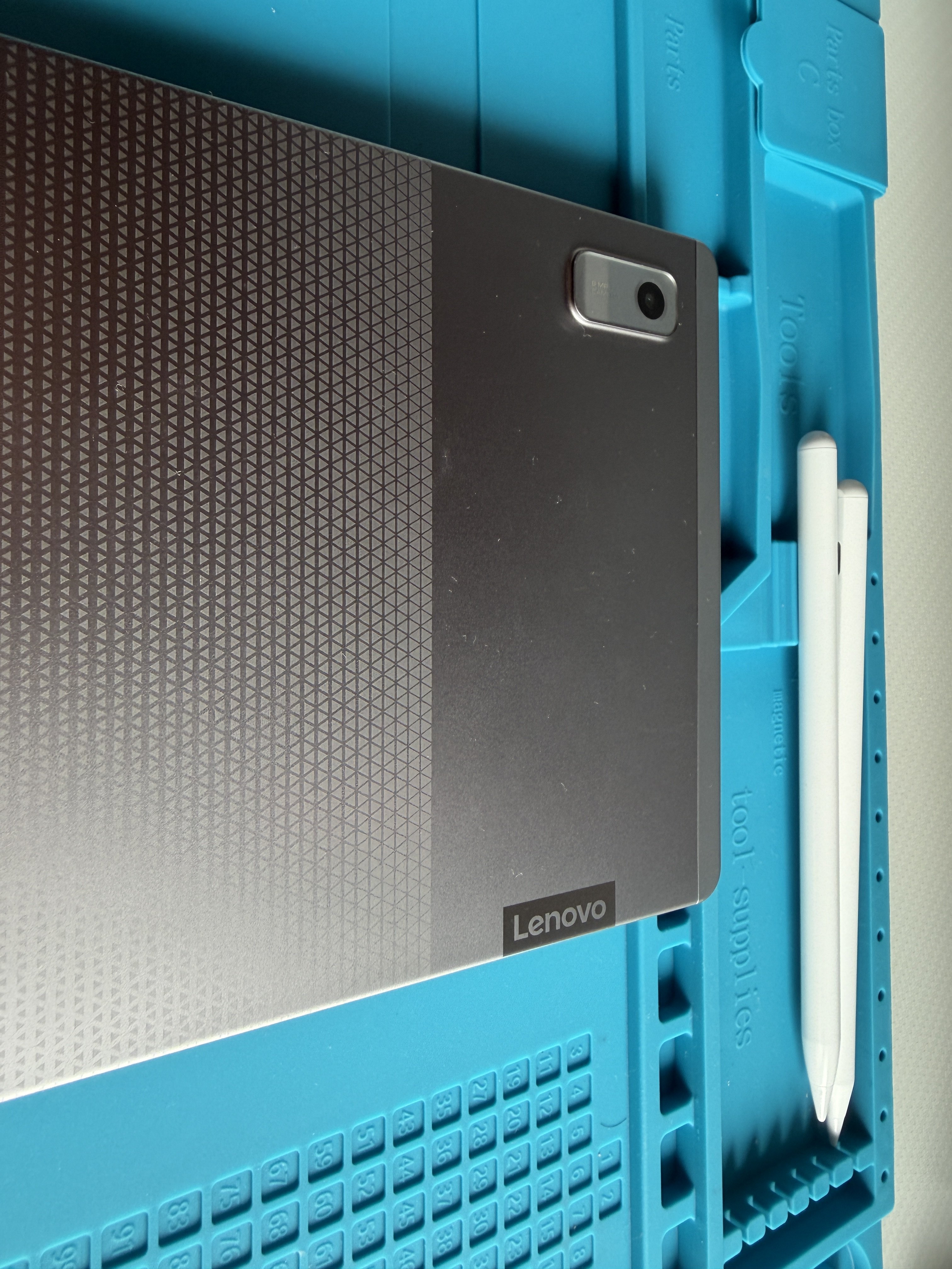 Lenovo製Androidタブレットと2本のタッチペン
