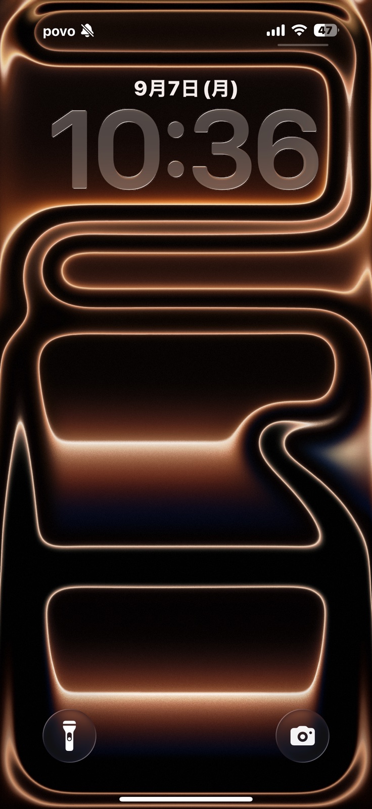 ユーザー提供の暖色の光と黒を使ったロック画面画像